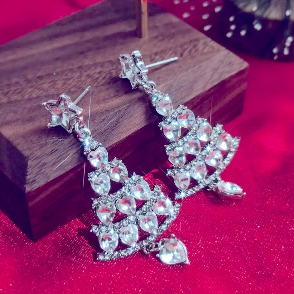 Christmas tree 🎄 rhinestone earring’s beautiful 🤩